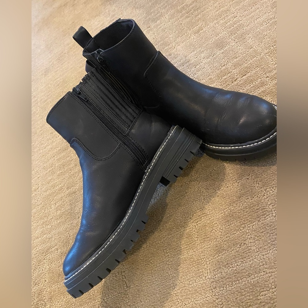 Black ~ Leather Chelsea style boots